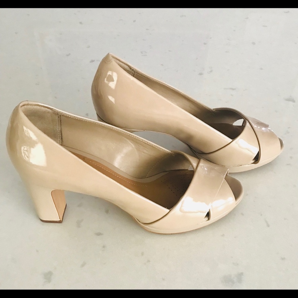 Clarks Jenness Cloud Dress Pump. 8.5. Sand Patent.